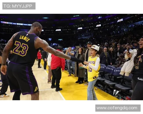回馈球迷！詹姆斯昨日赛后在球馆停车场与多位球迷合影