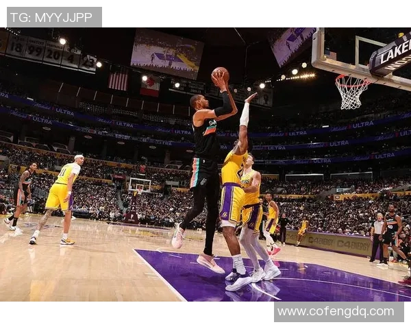 文班半场37分8板，马刺10人登场9人得分暂以84-55湖人